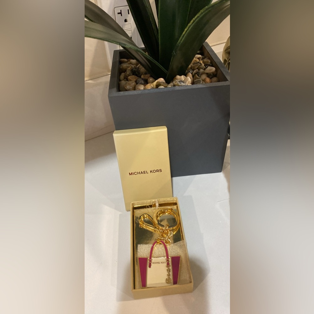 Rare Michael Kors Fuchsia Bag Charm Key Holder - Picture 3 of 4